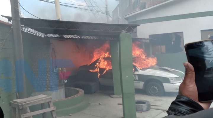 Nuevo enfrentamiento por Adepcoca deja 5 vehículos policiales quemados