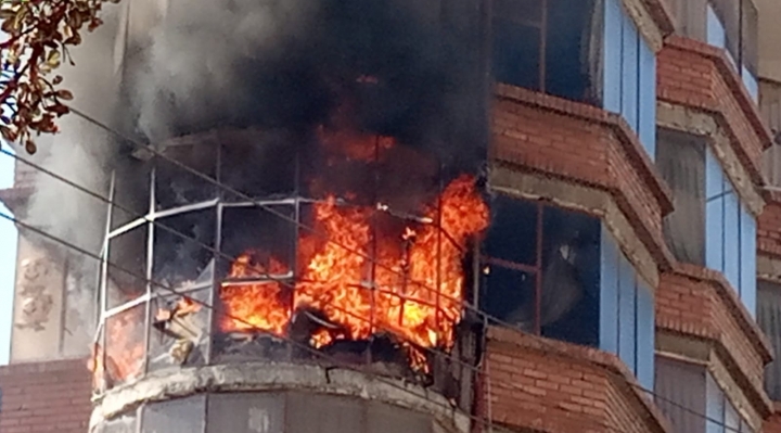 Un departamento y pastizales se incendian en enfrentamiento entre policías y cocaleros