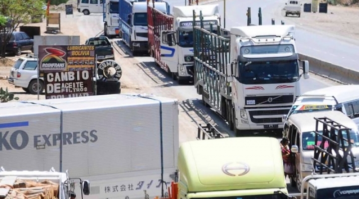 Transporte pesado de Cochabamba bloquea vía al occidente; pide atención de la ABC