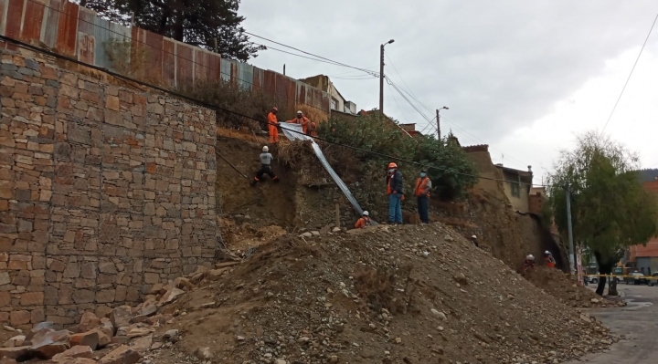 Caída de talud provoca la muerte de un obrero en la ciudad de La Paz
