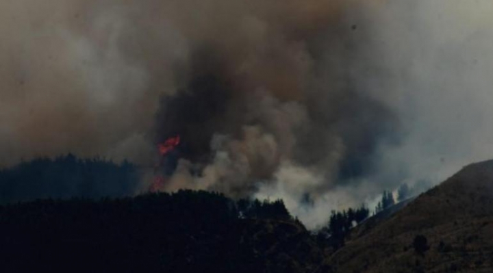 Buscan a autores del incendio en el Tunari que contaminó 157% el aire de la ciudad