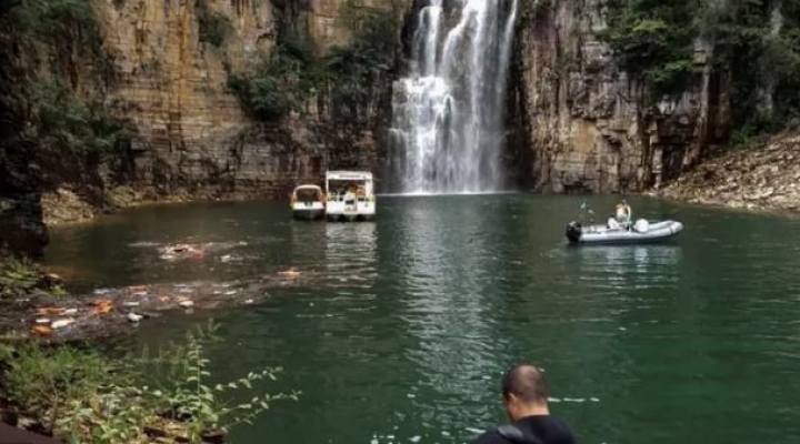 Impactante derrumbe de un barranco sobre unas lanchas con turistas causa una tragedia en Brasil