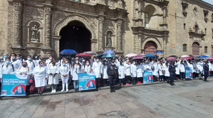 Arranca “Cruzada por la Vida” casa por casa y alcalde pide a paceños confiar en la vacuna