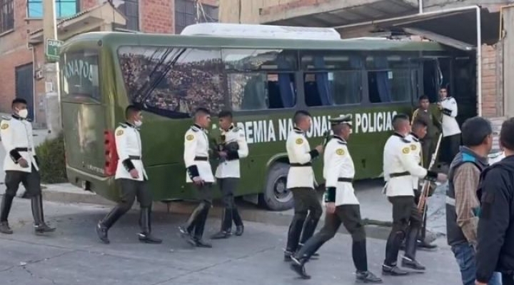 Bus policial choca contra una casa en Llojeta