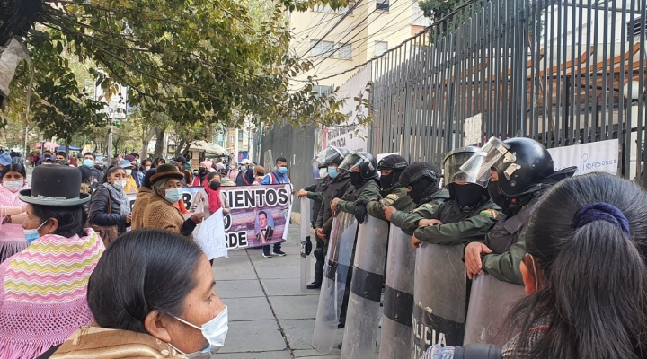 Padres de familia protestan frente al Ministerio de Educación; exigen asignación de horas educativas