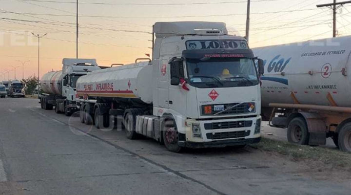 Largas filas de cisternas en Santa Cruz, YPFB descarta desabastecimiento