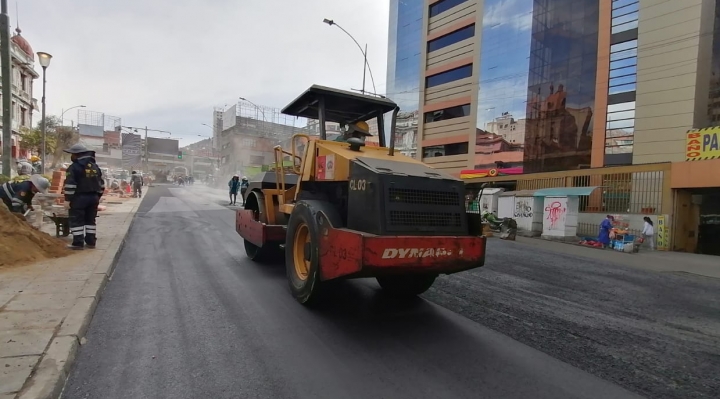 Alcaldía concluye recapeo de la Av. Mariscal Santa Cruz e inicia su señalización