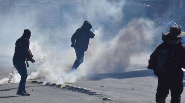 Policía reprime marcha de cocaleros en villa El Carmen