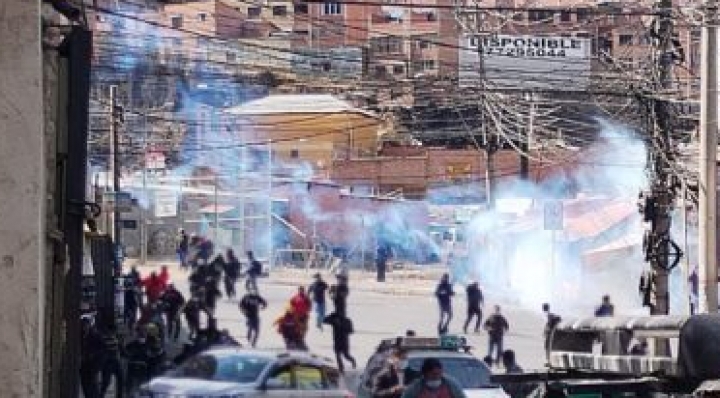 Policía y cocaleros se enfrentan con gases, balines y cachorros de dinamita