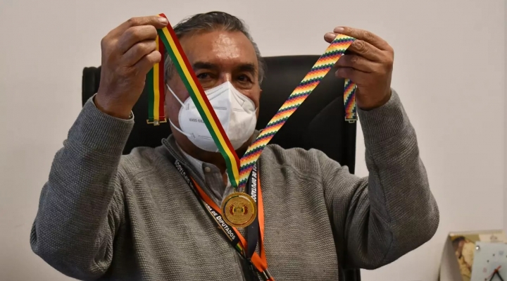 Diputados se regalarán medallas de 24 kilates de oro por los 197 años de Bolivia 