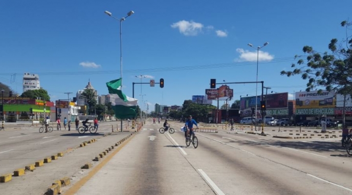 Incidentes y poca circulación en inicio de paro en el que Gobierno y Santa Cruz miden fuerzas