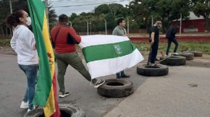 Reportan 30 puntos de bloqueos en Santa Cruz y hay enfrentamientos en algunas zonas