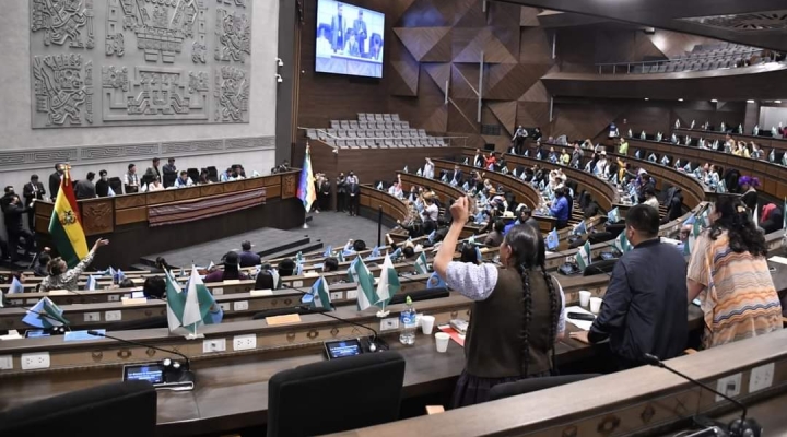 CC pide disculpas por las licencias de sus asambleístas: “Constituyen un error político”