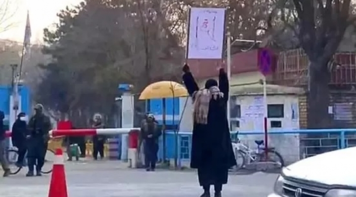 La mujer que desafió el veto del Talibán a la educación femenina con el Corán en la mano 