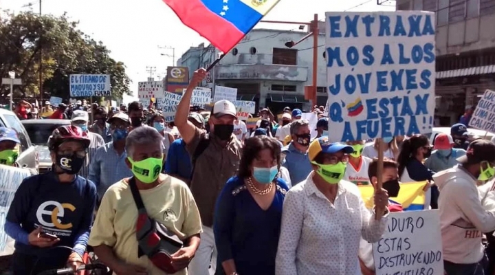 Ganar en bolívares, pero vivir en dólares en Venezuela: las crecientes protestas por los “salarios de hambre”