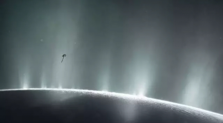 El fascinante descubrimiento de un chorro de vapor de agua de 9.400 km que expulsa una luna helada de Saturno 