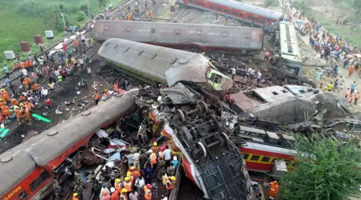 Accidente de tren en India deja cerca de 300 muertos