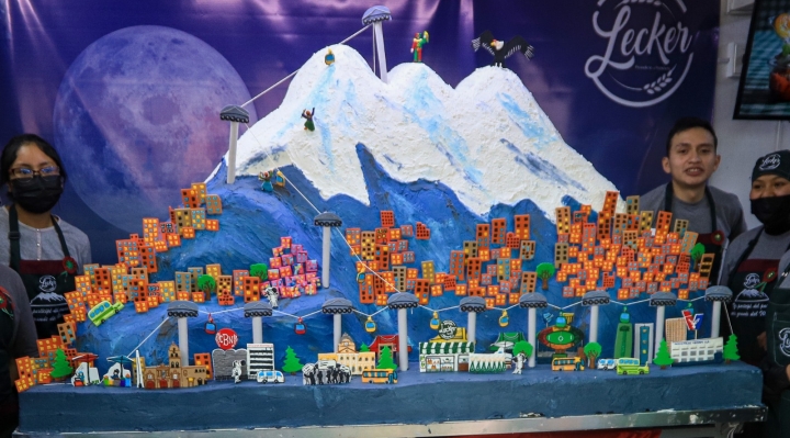 El pastel del Illimani fue preparado con una crema especial y almíbar hechos con base a cerveza Paceña