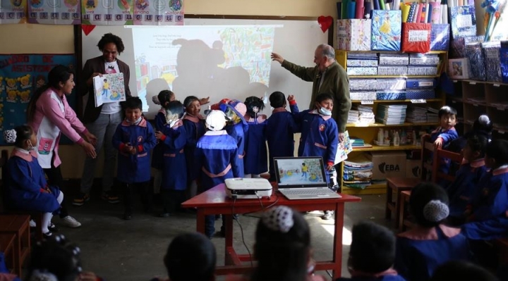 El escritor británico Joseph Coelho inspira a niños bolivianos con la lectura y la poesía