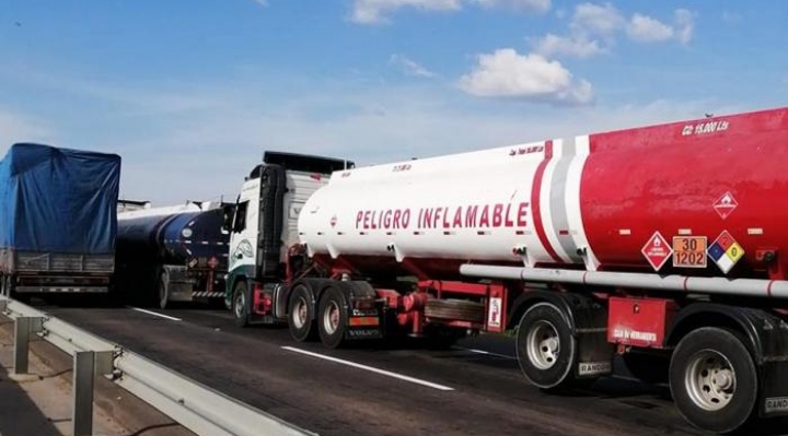 130 camiones cisterna con carburantes están parados en carreteras bloqueadas por evistas