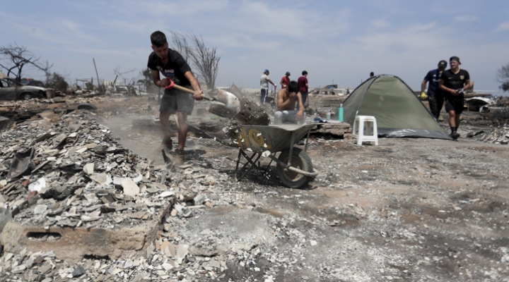 Suben a 99 los muertos en los devastadores incendios de Valparaíso