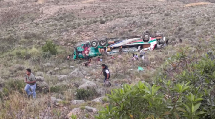 Gobierno y pasajeros afirman que piedras dejadas por bloqueadores causaron accidente del bus