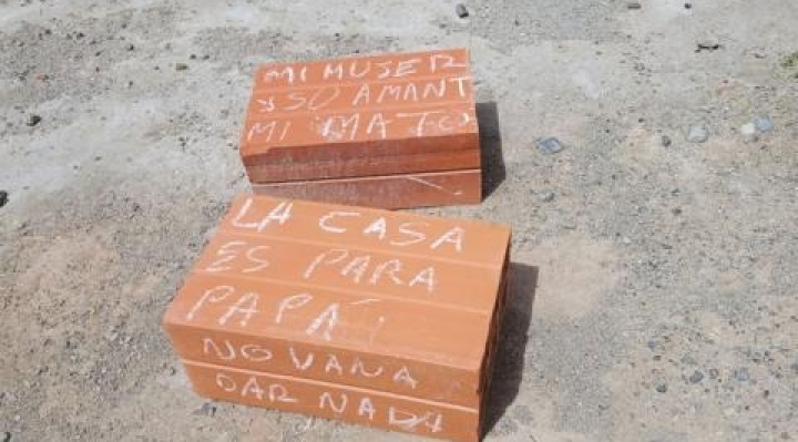 Envían a la cárcel a la madre de tres niños hallados muertos con su padre