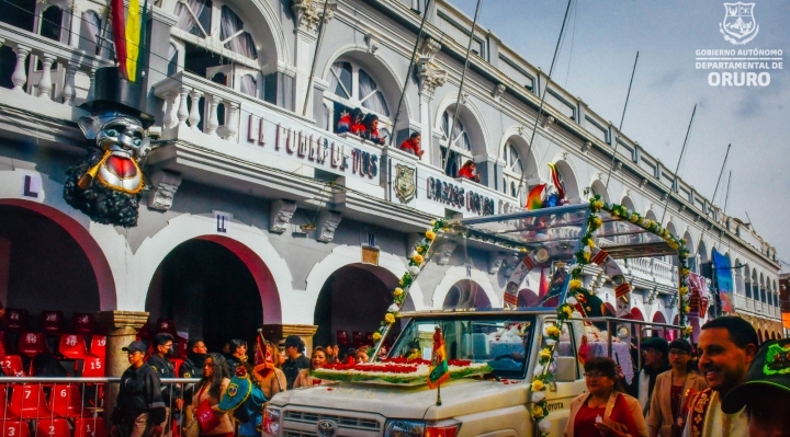 La Virgen del Socavón lidera inicio del Carnaval de Oruro, la secundan 50 mil danzarines