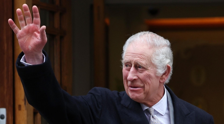 Carlos III regresa a Londres desde Sandringham para seguir su tratamiento contra el cáncer