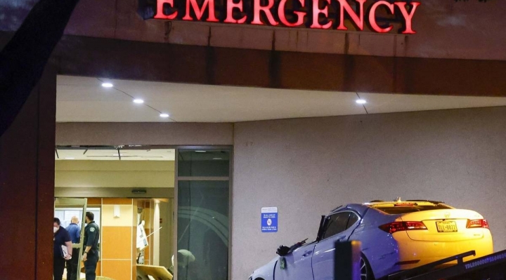 Un vehículo se estrella en sala de urgencias de un hospital de Texas: hay un muerto y cinco heridos