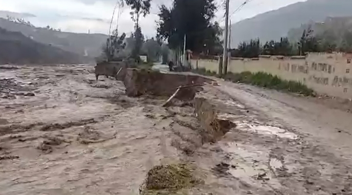 Río La Paz se lleva parte de la plataforma vial en Bajo Umamanta y daña tres casas, los vecinos están en emergencia