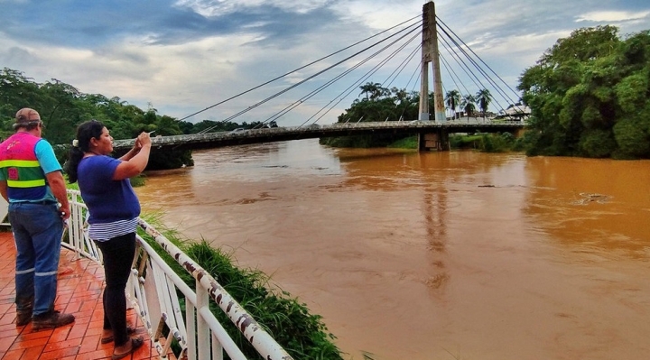 Por crecida del río Acre, familias que viven en la ribera empezaron a dejar sus casas en Cobija