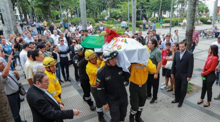 Santa Cruz despide a su Hijo Ilustre, Herland Vaca Díez con misa y una larga procesión