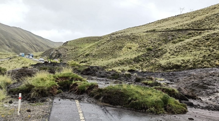 Una mazamorra cae en el camino La Paz-Yungas, ambos carriles están cortados 