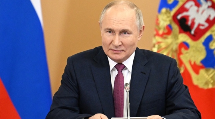 Ante propuesta de Macron de mandar tropas a Ucrania, Putin advierte que tiene armas nucleares 
