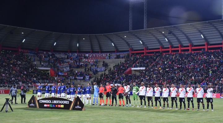 El público calienta la fría noche de Copa Libertadores en El Alto