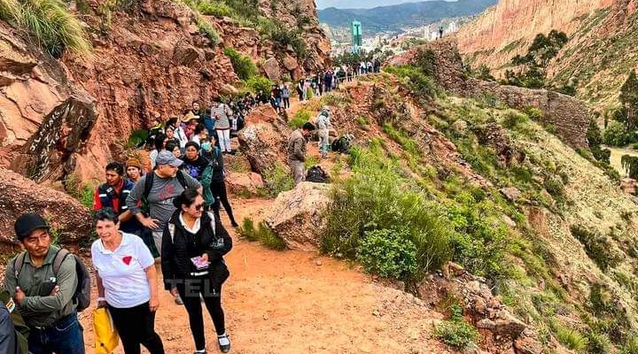 Para salir de Mallasa, vecinos caminan hasta 20 minutos y dijeron que el sitio más dificultoso es el sendero “la piedra”