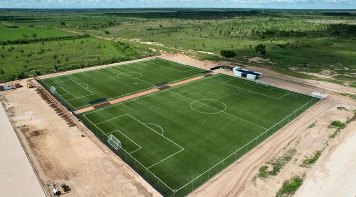 Bolívar estrena dos canchas sintéticas para su Academia en Warnes