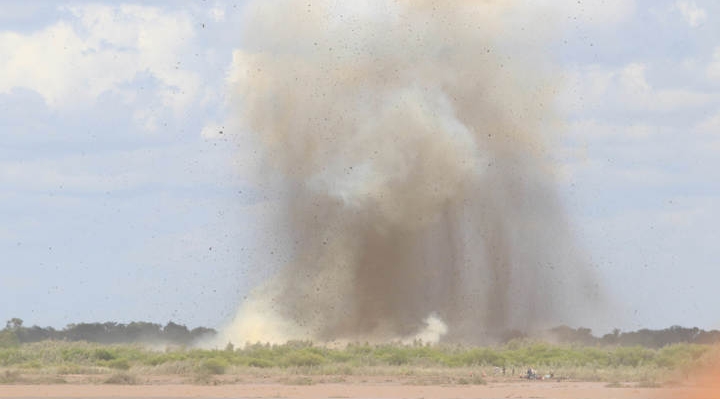 Abren un canal con explosivos para disminuir el caudal del río Grande y encauzarlo