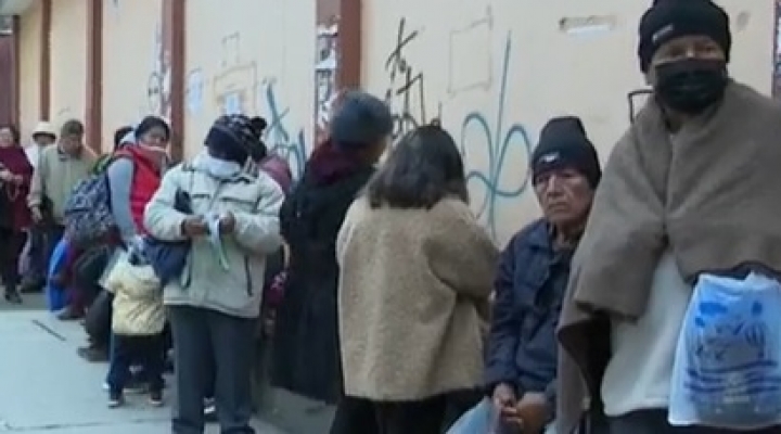 Pacientes del Hospital de Clínicas esperan hasta un día por una ficha de atención