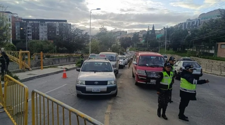 Cierran al tráfico vehicular la Av. Costanera a la altura de la calle 0 de Obrajes