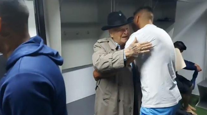 A sus 90 años Lothar Kerscher tiene un emotivo reencuentro con los jugadores de Bolívar