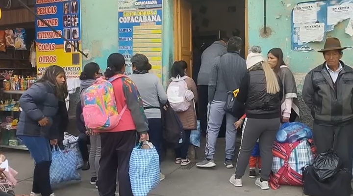 Miles de personas dejan La Paz y El Alto, se dirigen a sus lugares de origen; dicen que son multados si no regresan