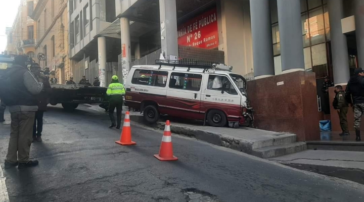 Un minibús choca contra un pilar del Tribunal Departamental de Justicia, en el centro paceño
