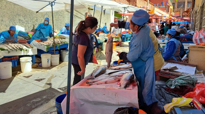 Vendedoras de pescados y mariscos prevén que sus ventas se incrementen este jueves