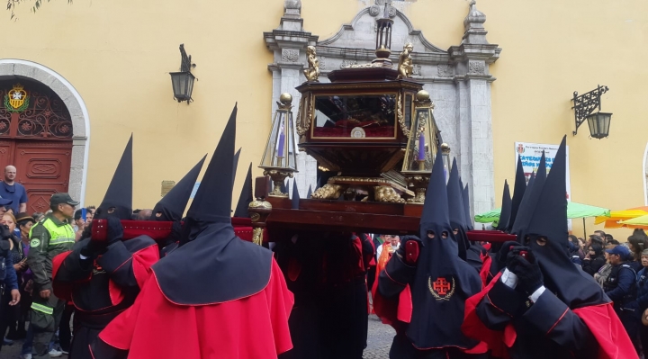 Comienza la procesión del Santo Sepulcro con la participación de bandas de las Fuerzas Armadas