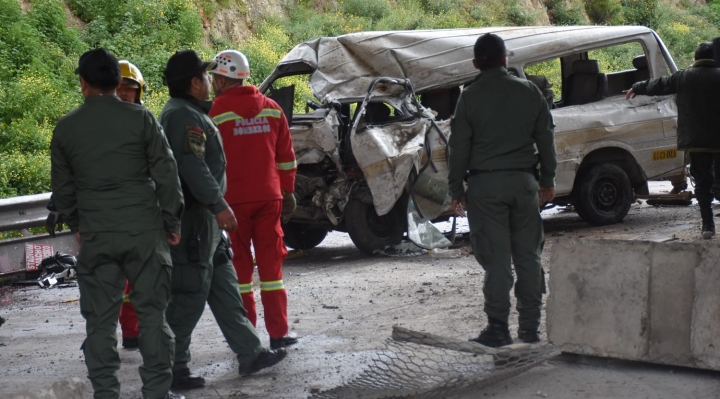 4 fallecidos y 10 heridos, después que una volqueta impactara contra un minibús y taxi en la autopista