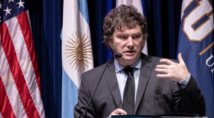 Javier Milei no volverá a viajar en aerolíneas comerciales, por seguridad