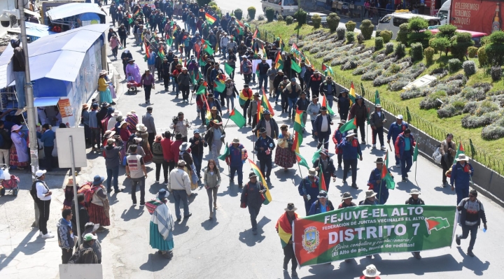 Juntas vecinales de El Alto marchan en La Paz para exigir obras al Gobierno