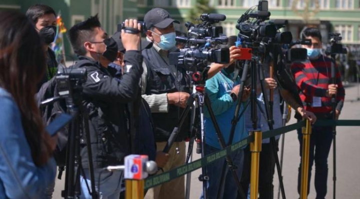 Estudio revela severa precarización de condiciones laborales de periodistas en Bolivia